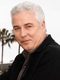 How tall is William Petersen?